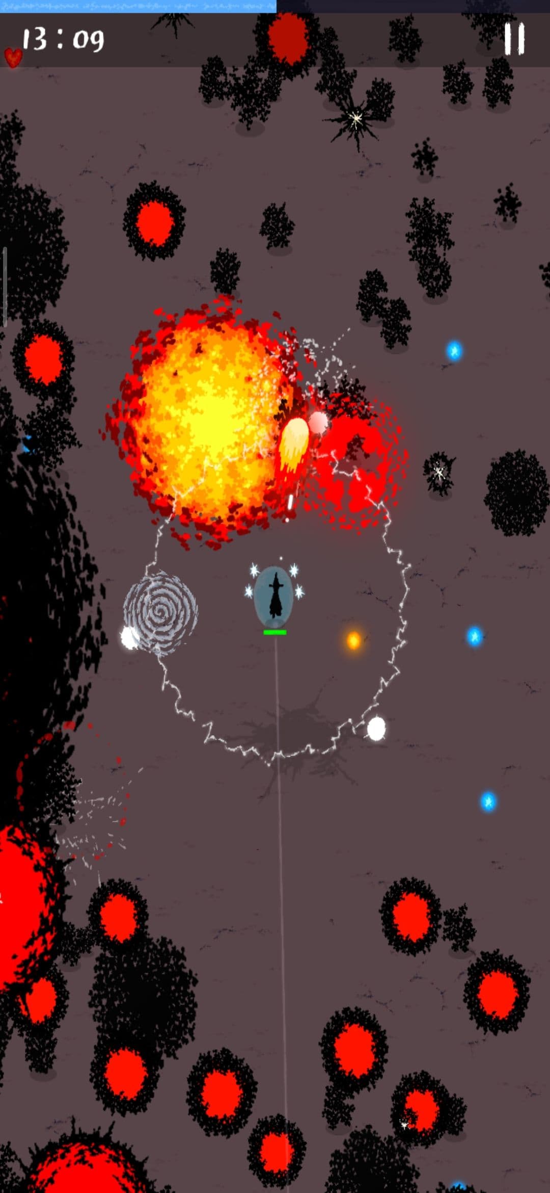 Gameplay de Magic Survival en Android a las 13:09: un personaje encapuchado está dentro de un anillo de rayos bajo una gran explosión de fuego.