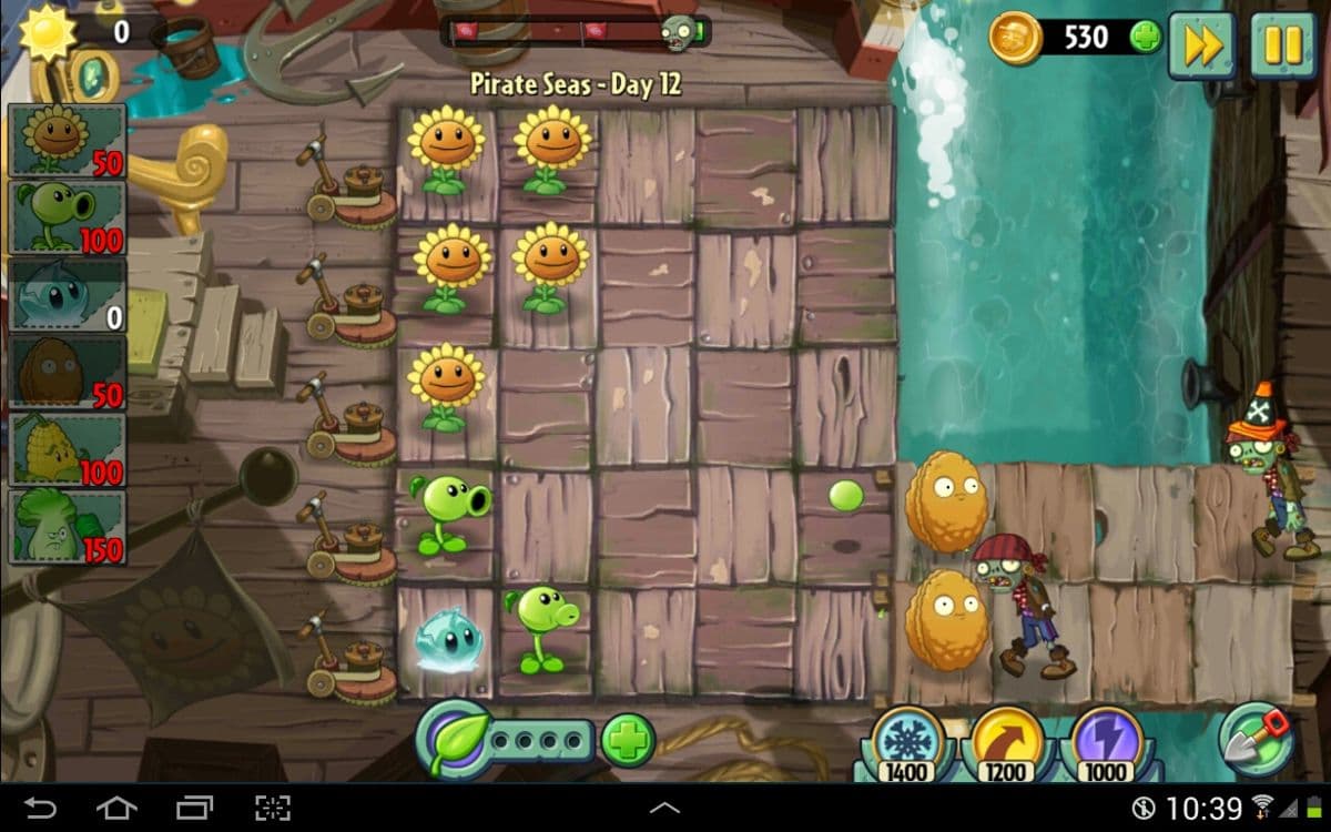 Plants vs. Zombies 2 im Android-Gameplay von Pirate Seas – Tag 12: Pflanzen halten mehrere Reihen, während Zombies von rechts näherkommen.