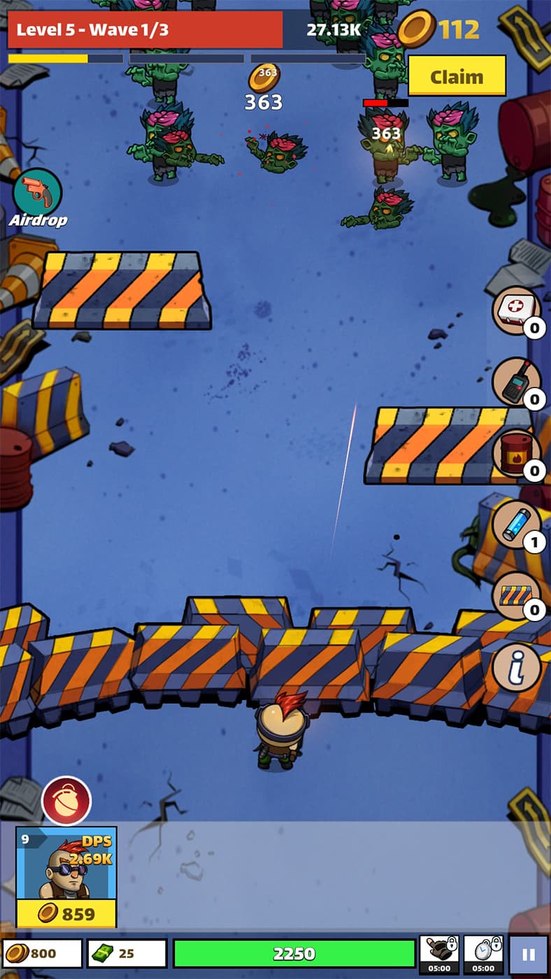 Zombie Idle Defense: Ein Held steht hinter einer Barrikade, während Zombies durch eine Stadtgasse näherkommen.