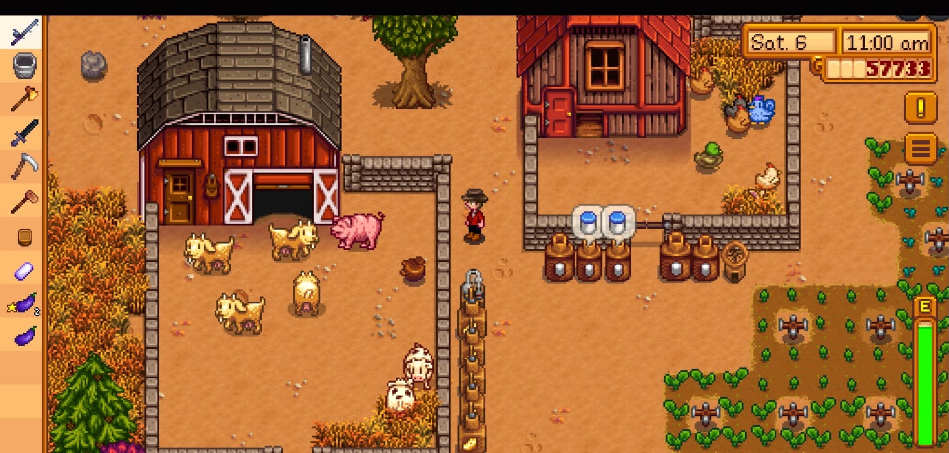 Stardew-Valley-Gameplay auf Android: ein Bauernhof mit Beetflächen, Tieren, Spielfigur und mobiler Werkzeugleiste.