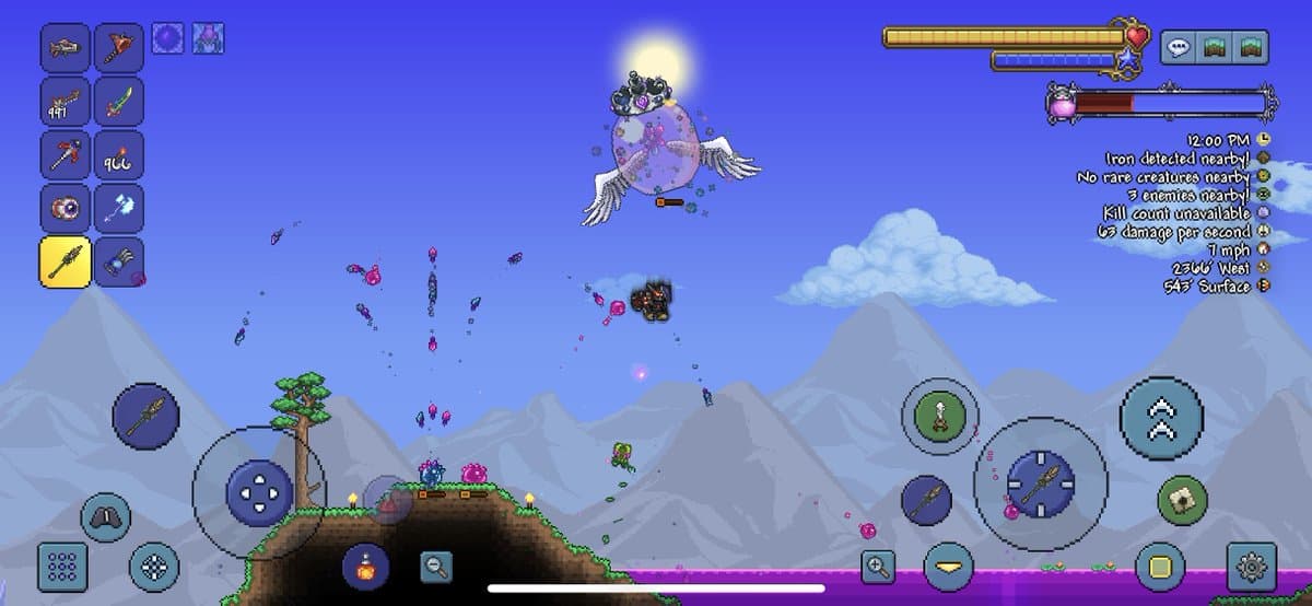 Terraria-Mobile-Gameplay während des Kampfs gegen Queen Slime; Touch-Steuerung und mobile Oberfläche sind sichtbar.