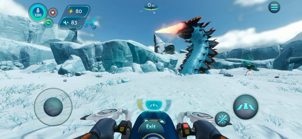 Subnautica: Below Zero zeigt den Snowfox-Hoverbike an der Oberfläche, während im verschneiten Arktisgebiet ein Eiswurm auftaucht.