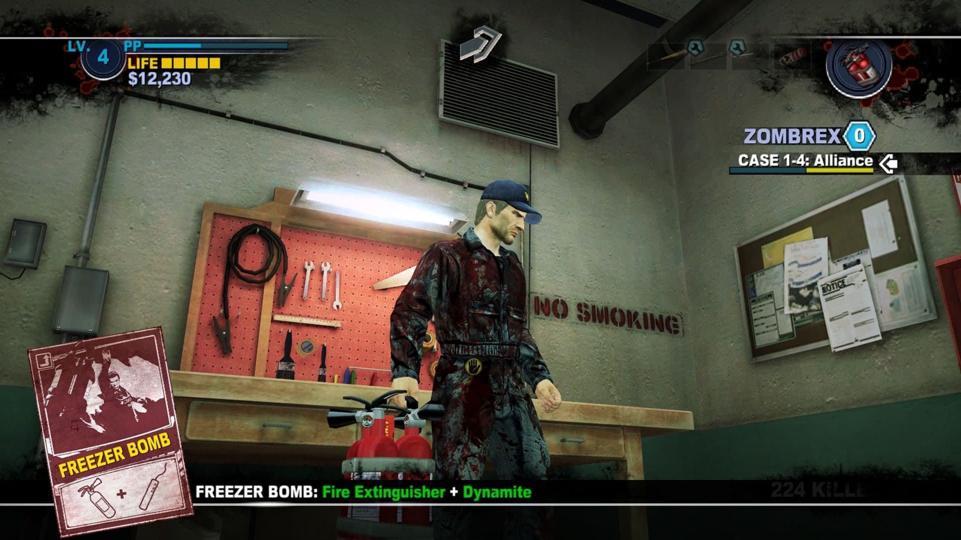 Dead-Rising-2-Spielszene mit Chuck an einer Werkbank im Wartungsraum, einer Freezer Bomb in der Hand und sichtbarer Kombokarte für Feuerlöscher plus Dynamit.