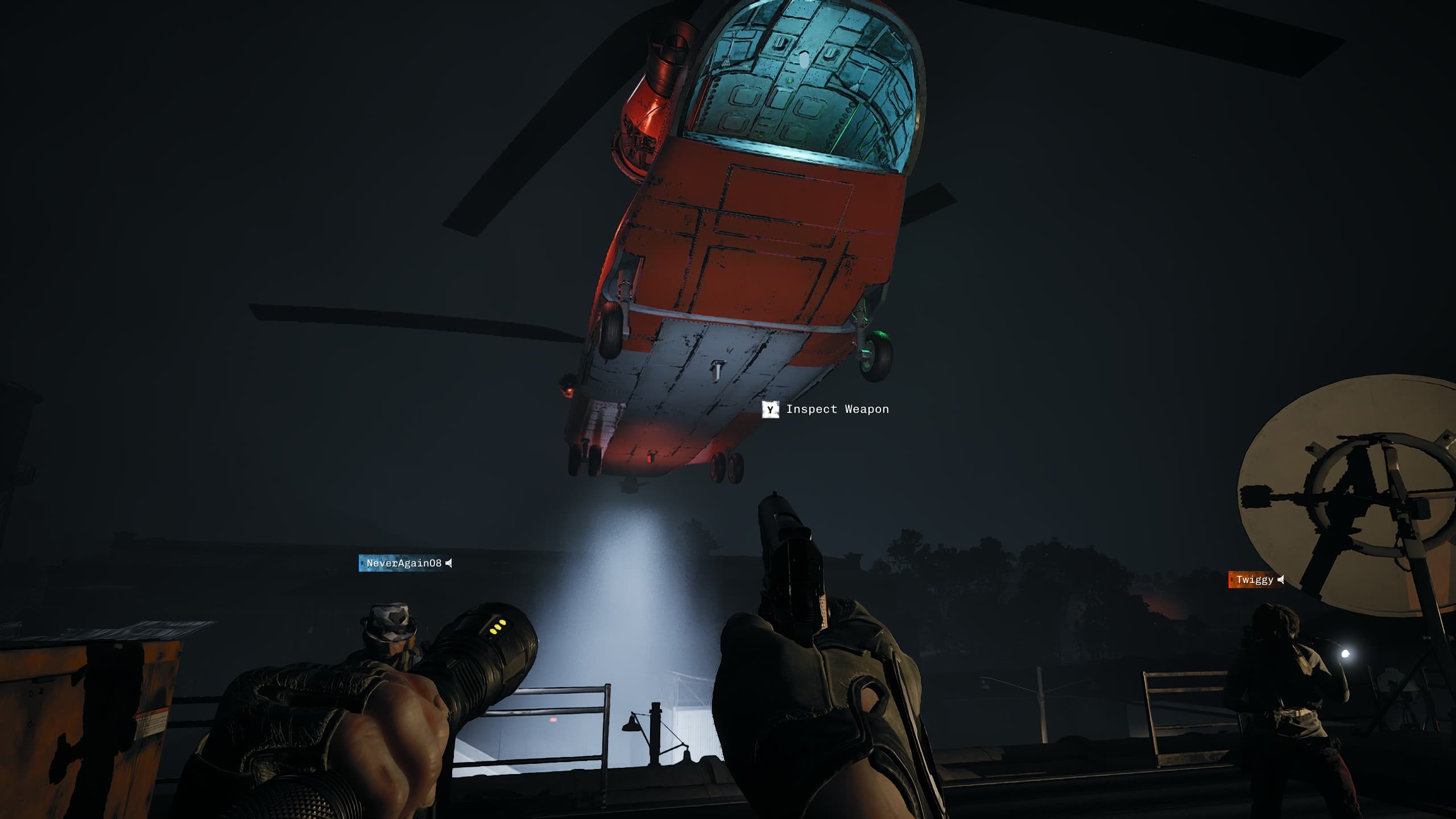 Ein Spieler in No More Room in Hell 2 hält unter einem Rettungshubschrauber eine Pistole; Teammitglieder stehen in der Nähe