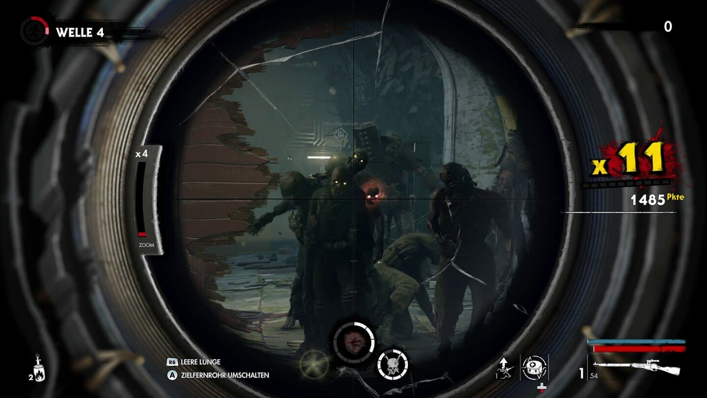 Das Fadenkreuz eines Zielfernrohrs zeigt in Zombie Army 4 auf herankommende Zombies; vierfache Vergrößerung, Munition und Komboanzeige sind sichtbar.