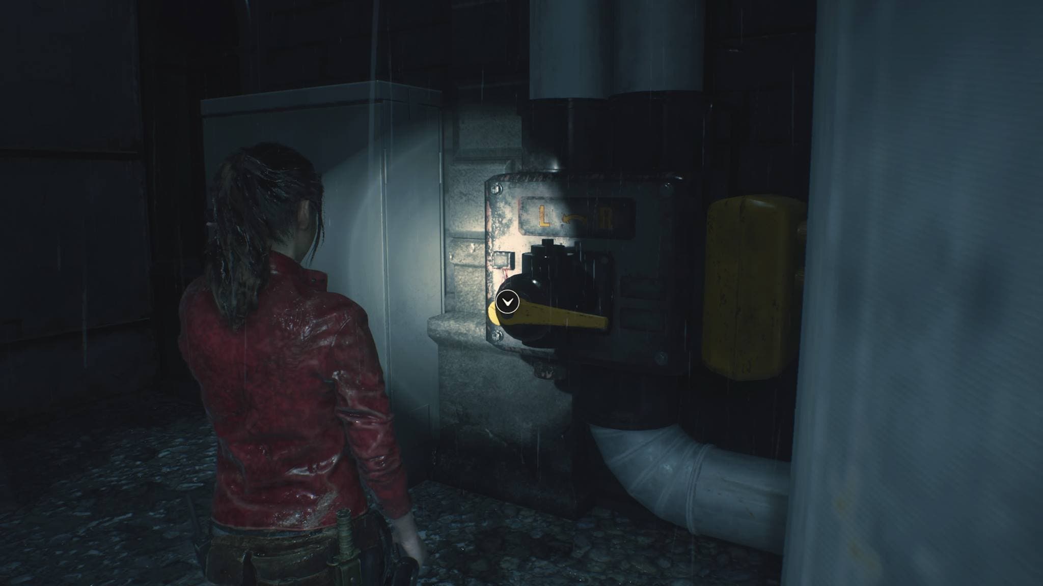 Claire Redfield está ao lado de um interruptor interativo em uma passagem molhada pela chuva, com a indicação de interação visível.