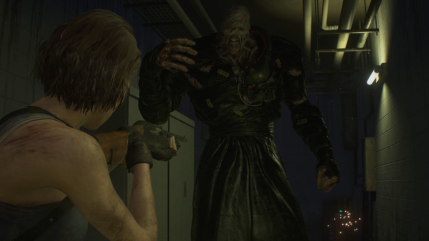 Jill Valentine mira em Nemesis em um corredor estreito de Resident Evil 3.