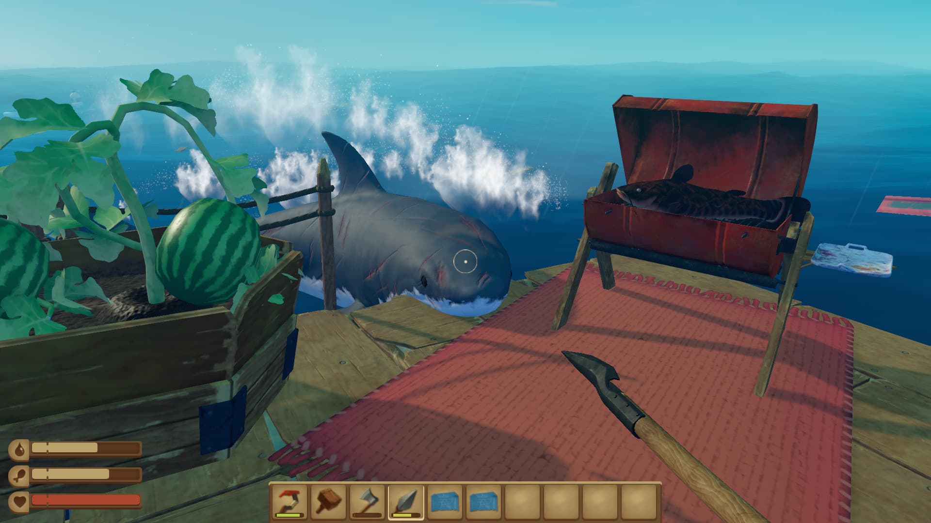 Raft in Egoperspektive mit Speer, einem Hai am Floßrand, wachsenden Wassermelonen und einem Fisch auf dem Grill.