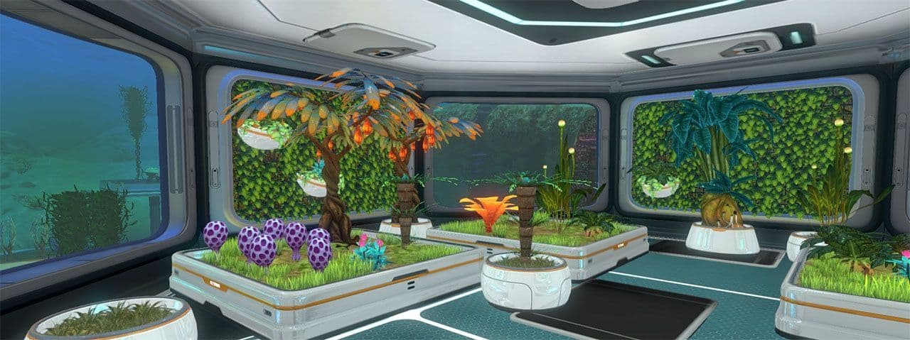 Subnautica-Habitat mit fruchttragenden Bäumen und kleineren Pflanzen in Bodenbeeten, Töpfen und begrünten Wänden.