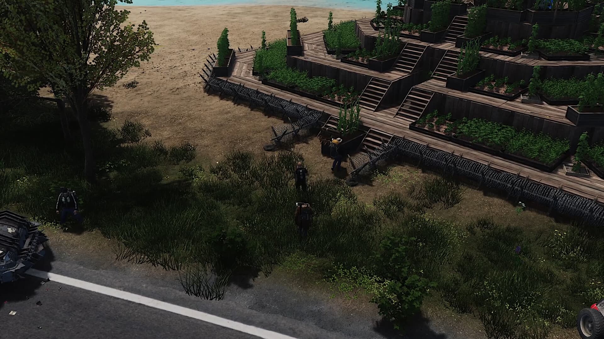 Charaktere in HumanitZ stehen neben einer abgestuften Holzfarm mit bepflanzten Beeten, Treppen und Stacheldrahtabwehr.
