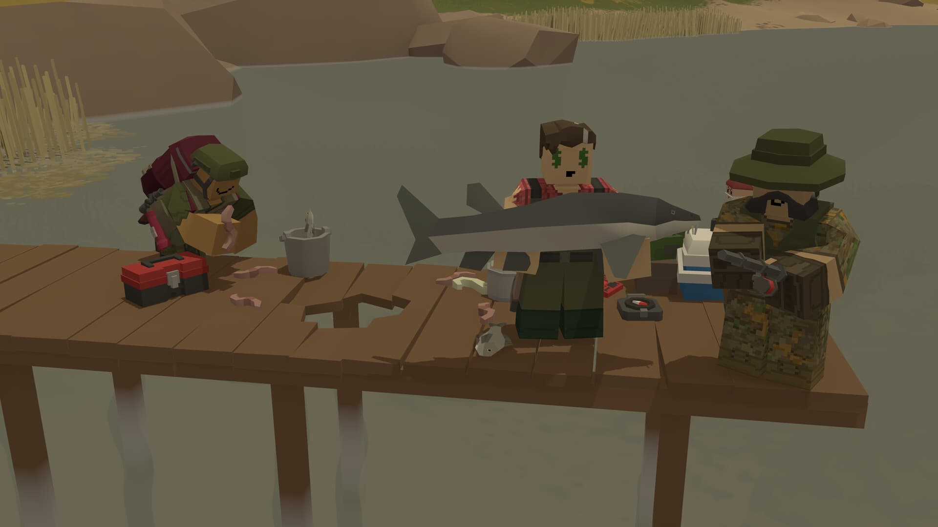 Drei Überlebende in Unturned präsentieren Angelausrüstung und einen großen Fang auf einem Holzsteg.