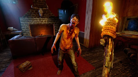Uma tocha em primeira pessoa ilumina um zumbi dentro de uma casa, ao lado de uma lareira e móveis.